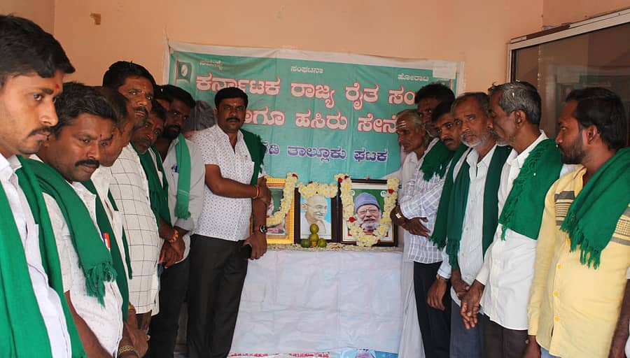 ಮಾಗಡಿ ರೈತಸಂಘದ ಕಚೇರಿಯಲ್ಲಿ ಗುರುವಾರ ನಡೆದ ರೈತ ನಾಯಕ ಪ್ರೊ.ಎಂ.ನಂಜುಂಡಸ್ವಾಮಿ ಜನ್ಮದಿನದ ಅಂಗವಾಗಿ ರೈತ ಸಂಘದ ಅಧ್ಯಕ್ಷ ಹೊಸಪಾಳ್ಯ ಲೋಕೇಶ್ ಪುಷ್ಪನಮನ ಸಲ್ಲಿಸಿದರು