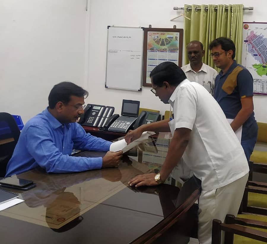 ಹಾಸನ–ಸೊಲ್ಲಾಪುರ ಎಕ್ಸ್ಪ್ರೆಸ್ ರೈಲನ್ನು ತಾತ್ಕಾಲಿಕವಾಗಿ ರದ್ದುಗೊಳಿಸುವ ಬದಲು ಕಲಬುರ್ಗಿಯಿಂದಲೇ ಓಡಿಸಬೇಕು ಎಂದು ಒತ್ತಾಯಿಸಿ ಲಕ್ಷ್ಮಣ ದಸ್ತಿ ಅವರು ಮಧ್ಯ ರೈಲ್ವೆ ವಿಭಾಗೀಯ ವ್ಯವಸ್ಥಾಪಕ ಶೈಲೇಶ್ ಗುಪ್ತಾ ಅವರಿಗೆ ಮನವಿ ಸಲ್ಲಿಸಿದರು