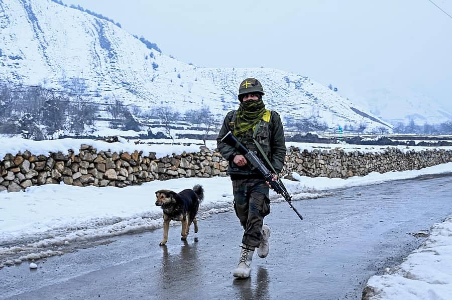 ಪುಲ್ವಾಮಾ ಸಮೀಪ ರಸ್ತೆ ತಪಾಸಣೆ ಮಾಡುತ್ತಿರುವ ಯೋಧ.