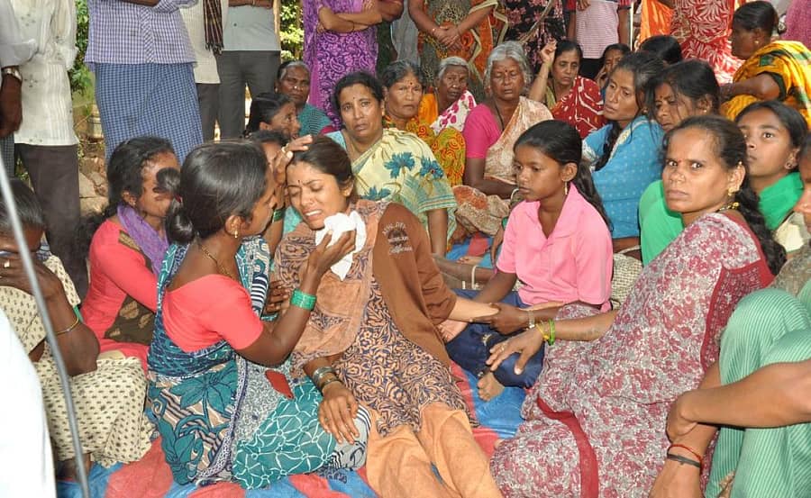 ಯೋಧ ಎಚ್.ಗುರು ಪತ್ನಿ ಕಲಾವತಿ ಅವರನ್ನು ಸಂಬಂಧಿಕರು ಸಂತೈಸುತ್ತಿರುವುದು