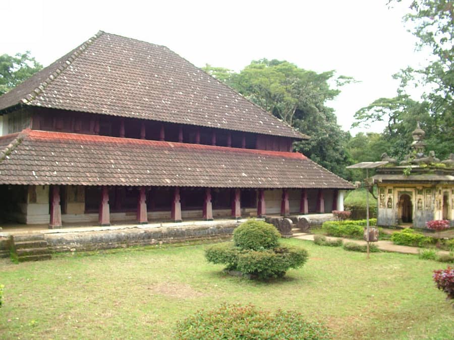 ನಾಪೋಕ್ಲು ಸಮೀಪದ ಕಕ್ಕಬ್ಬೆಯ ಯವಕಪಾಡಿ ಗ್ರಾಮದಲ್ಲಿರುವ ನಾಲ್ಕುನಾಡು ಅರಮನೆ