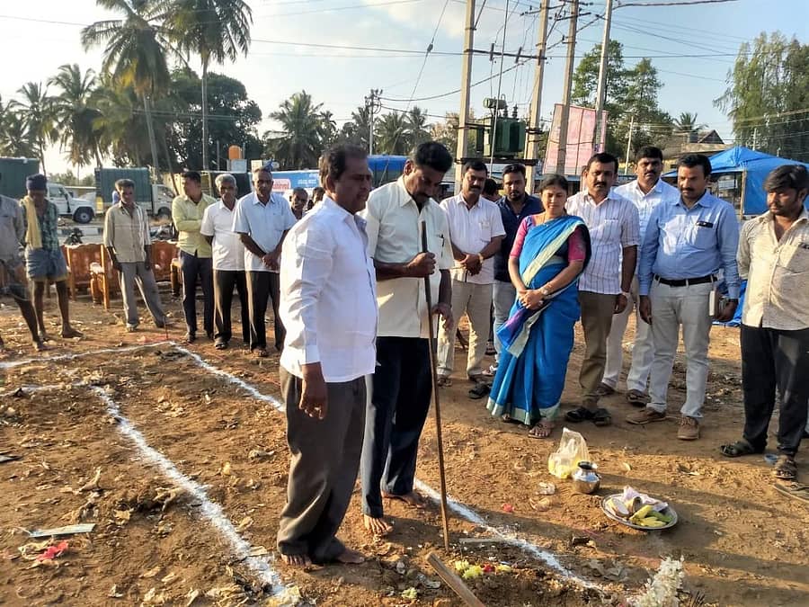 ರೈಸ್ಮಿಲ್ನಲ್ಲಿ ಶುದ್ಧ ಕುಡಿಯುವ ನೀರಿನ ಘಟಕ ನಿರ್ಮಾಣಕ್ಕೆ ಜಿಲ್ಲಾ ಪಂಚಾಯಿತಿ ಅಧ್ಯಕ್ಷೆ ಉಷಾ ರವಿ ಚಾಲನೆ ನೀಡಿದರು