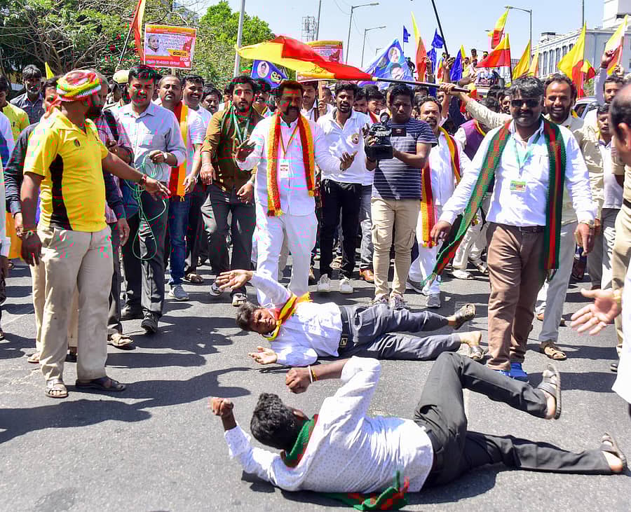 ಕರ್ನಾಟಕ ಬಂದ್ ‍ಪ್ರಯುಕ್ತ ಗುರುವಾರ ಬೆಳಿಗ್ಗೆ ಅಂಬೇಡ್ಕರ್ ಸೇನೆ ಮತ್ತು ಕನ್ನಡಪರ ಸಂಘಟನೆಗಳ ಒಕ್ಕೂಟದ ಕಾರ್ಯಕರ್ತರು ನಗರದಲ್ಲಿ ಉರುಳು ಸೇವೆ ಮಾಡಿದರು   --–ಪ್ರಜಾವಾಣಿ ಚಿತ್ರ