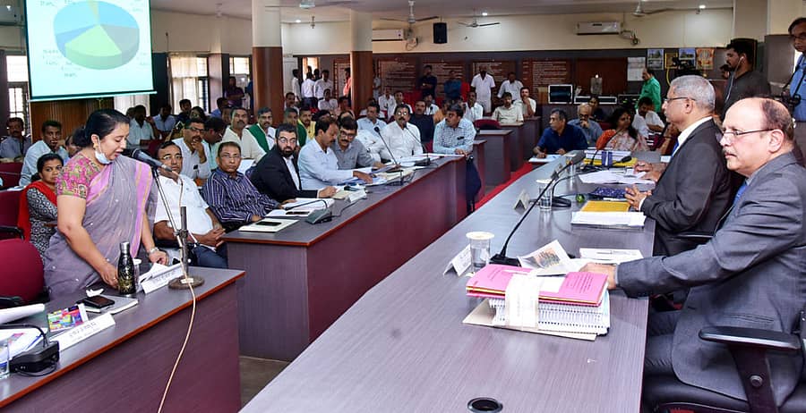 ಮಂಗಳೂರಿನ ಜಿಲ್ಲಾಧಿಕಾರಿ ಕಚೇರಿಯಲ್ಲಿ ನಡೆದ ವಿದ್ಯುತ್ ದರ ಪರಿಷ್ಕರಣೆ ವಿಚಾರಣೆ ಸಭೆಯಲ್ಲಿ ಮೆಸ್ಕಾಂ ವ್ಯವಸ್ಥಾಪಕ ನಿರ್ದೇಶಕಿ ಡಾ.ಆರ್‌.ಸ್ನೇಹಲ್‌ ಮಾತನಾಡಿದರು. ಪ್ರಜಾವಾಣಿ ಚಿತ್ರ