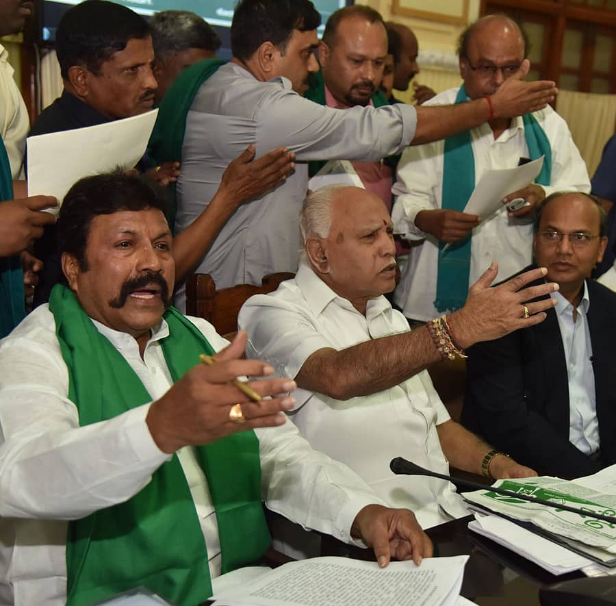 ವಿವಿಧ ರೈತ ಸಂಘಟನೆಗಳ ಸಭೆಯಲ್ಲಿ ಮುಖ್ಯಮಂತ್ರಿ ಬಿ.ಎಸ್.ಯಡಿಯೂರಪ್ಪ, ಕೃಷಿ ಸಚಿವ ಬಿ.ಸಿ.ಪಾಟೀಲ ಮತ್ತು ಸರ್ಕಾರದ ಮುಖ್ಯಕಾರ್ಯದರ್ಶಿ ಟಿ.ಎಂ.ವಿಜಯಭಾಸ್ಕರ್.