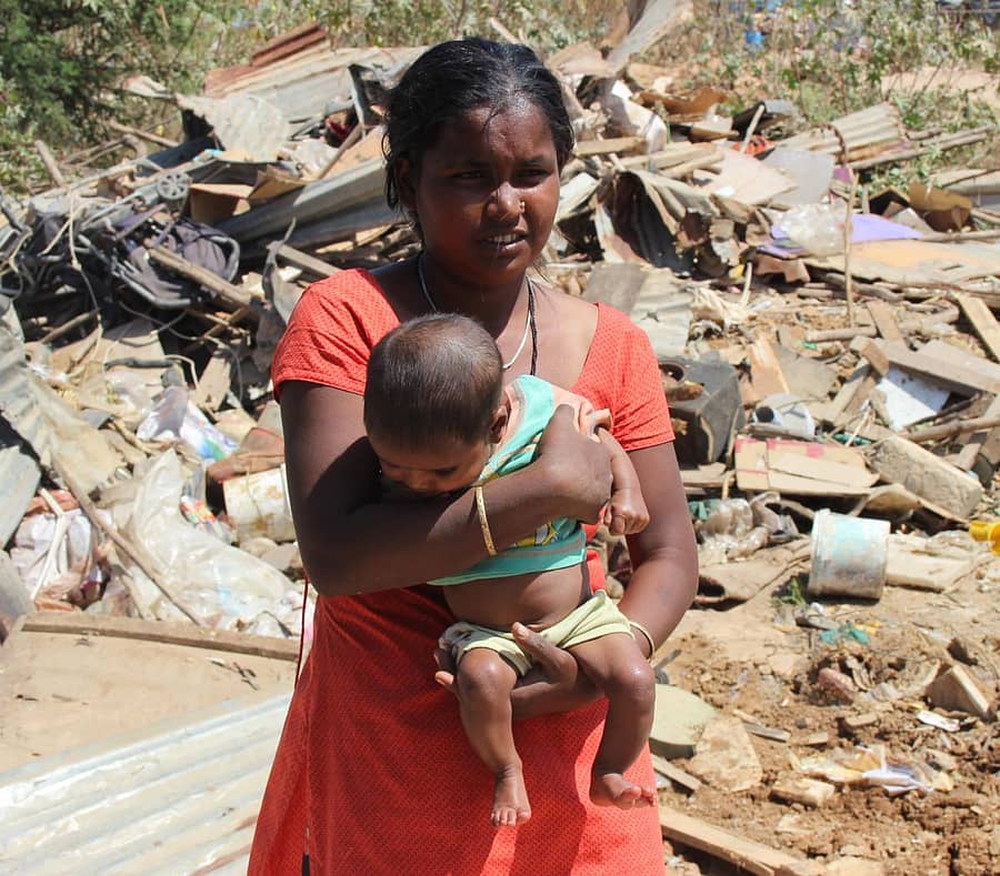 ಸೂರನ್ನು ಕಳೆದುಕೊಂಡು ಮಗುವಿನೊಂದಿಗೆ ಬೀದಿಯಲ್ಲಿ ನಿಂತಿದ್ದ ಕಾಜಲ್