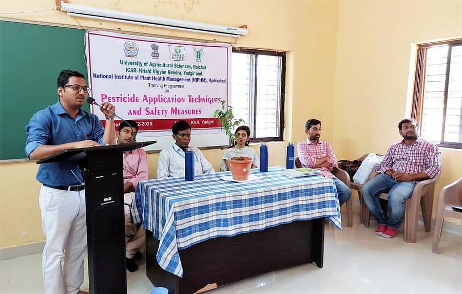 ಕೃಷಿಯಲ್ಲಿ ರಾಸಾಯನಿಕ ಕ್ರಿಮಿನಾಶಕಗಳ ಬಳಕೆಯಲ್ಲಿ ಸುರಕ್ಷಿತ ಕ್ರಮಗಳು ಕುರಿತು ಸುರಪುರ ತಾಲ್ಲೂಕಿನ ರೈತರಿಗೆ ಒಂದು ದಿನದ ತರಬೇತಿ ಕಾರ್ಯಕ್ರಮ ಹಮ್ಮಿಕೊಳ್ಳಲಾಗಿತ್ತು