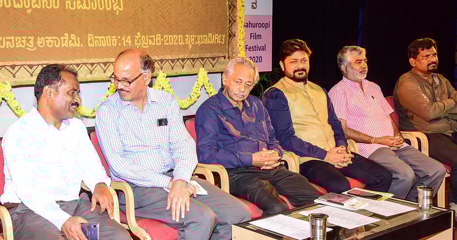 ಬಹುರೂಪಿ ರಾಷ್ಟ್ರೀಯ ನಾಟಕೋತ್ಸವದ ಅಂಗವಾಗಿ ಶುಕ್ರವಾರ ಆರಂಭಗೊಂಡ ಚಲನಚಿತ್ರೋತ್ಸವ ಉದ್ಘಾಟನಾ ಸಮಾರಂಭದಲ್ಲಿ ರಂಗಾಯಣದ ಜಂಟಿ ನಿರ್ದೇಶಕ ವಿ.ಎನ್.ಮಲ್ಲಿಕಾರ್ಜುನ ಸ್ವಾಮಿ, ಚಲನಚಿತ್ರ ತಜ್ಞ ಎನ್.ವಿದ್ಯಾಶಂಕರ್, ನಿರ್ದೇಶಕ ಗಿರೀಶ್ ಕಾಸರವಳ್ಳಿ, ಚಲನಚಿತ್ರ ಅಕಾಡೆಮಿ ಅಧ್ಯಕ್ಷ ಸುನೀಲ್ ಪುರಾಣಿಕ್, ರಂಗಾಯಣದ ನಿರ್ದೇಶಕ ಅಡ್ಡಂಡ ಸಿ.ಕಾರ್ಯಪ್ಪ, ಸಂಚಾಲಕ ಕೆ.ಮನು ಇದ್ದಾರೆ