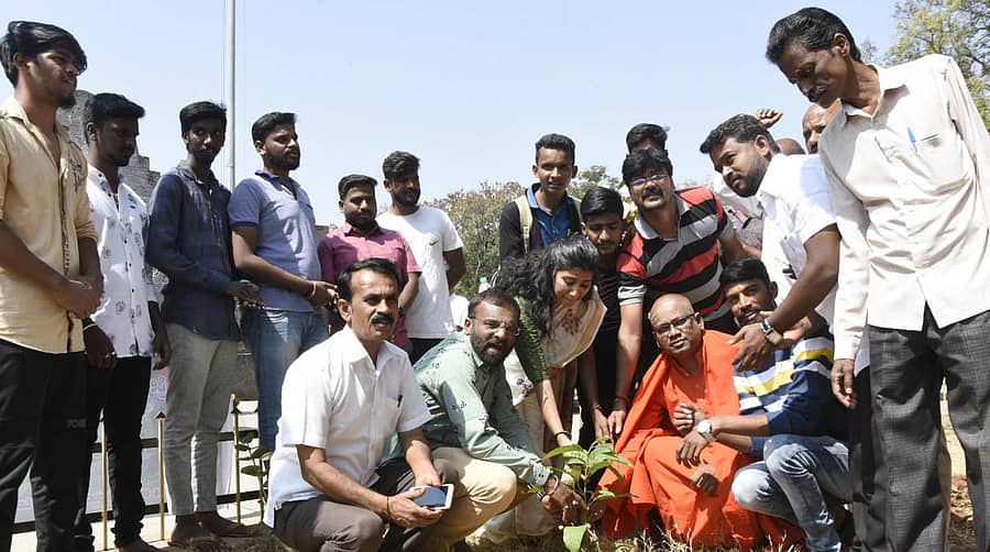 ಪುಲ್ವಾಮಾ ದಾಳಿಯಲ್ಲಿ ಮೃತಪಟ್ಟ ವೀರಯೋಧರ ಸ್ಮರಣೆ ಅಂಗವಾಗಿ ಚಿತ್ರದುರ್ಗದಲ್ಲಿ ಶುಕ್ರವಾರ ಕಂಥಕ ಫೌಂಡೇಶನ್ನಿಂದ ನಡೆದ ಕಾರ್ಯಕ್ರಮದಲ್ಲಿ ಬಸವಮೂರ್ತಿ ಮಾದಾರ ಚನ್ನಯ್ಯ ಸ್ವಾಮೀಜಿ ಸಸಿ ನೆಡುತ್ತಿರುವುದು.