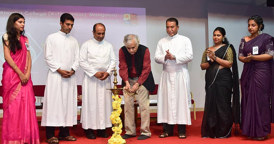 ಮಂಗಳೂರು ಸಂತ ಅಲೋಶಿಯಸ್ ಕಾಲೇಜಿನ ಪತ್ರಿಕೋದ್ಯಮ ಸ್ನಾತಕೋತ್ತರ ವಿಭಾಗವು ಶುಕ್ರವಾರ ಹಮ್ಮಿಕೊಂಡಿದ್ದ ‘ಮೀಡಿಯಾ ಮಂಥನ – 2020’ ಕಾರ್ಯಕ್ರಮವನ್ನು ಮ್ಯಾಗ್ಸೆಸ್ ಪ್ರಶಸ್ತಿ ಪುರಸ್ಕೃತ ಪತ್ರಕರ್ತ ಪಿ. ಸಾಯಿನಾಥ್ ಉದ್ಘಾಟಿಸಿದರು. ಪ್ರಜಾವಾಣಿ ಚಿತ್ರ