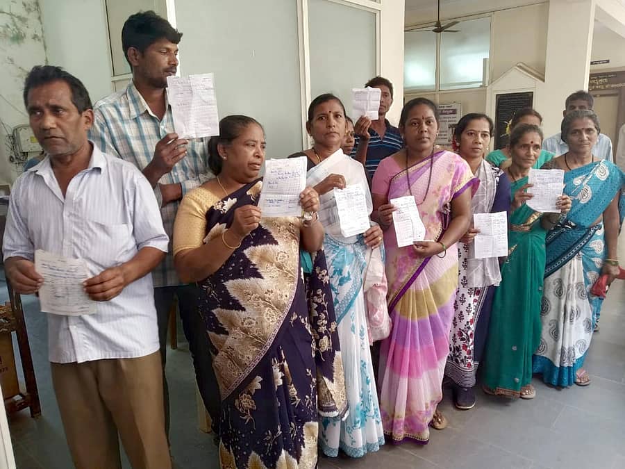 ಕಾರವಾರ ತಾಲ್ಲೂಕಿನ ಕಡವಾಡ ಗ್ರಾಮಸ್ಥರು ಮನೆ ತೆರಿಗೆಯ ರಸೀದಿಗಳನ್ನು ಪ್ರದರ್ಶಿಸಿದರು