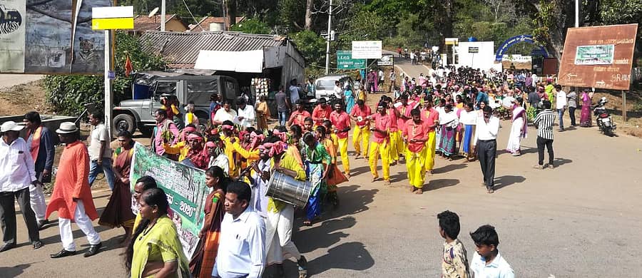 ಕಲಾತಂಡಗಳ ಮೆರವಣಿಗೆ