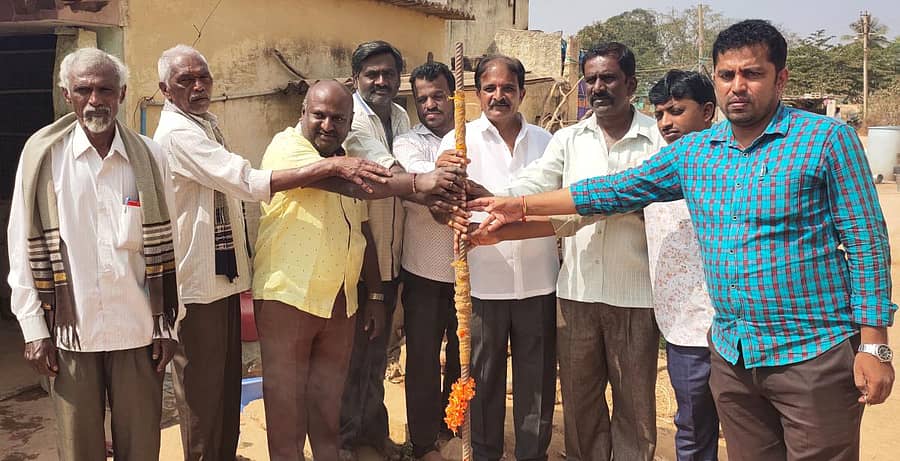 ಹೊಸಕೋಟೆ ತಾಲ್ಲೂಕು ಚಿಕ್ಕ ಹುಲ್ಲೂರಿನಲ್ಲಿ ರಸ್ತೆ ಕಾಮಗಾರಿಗೆ ಚಾಲನೆ ನೀಡಲಾಯಿತು