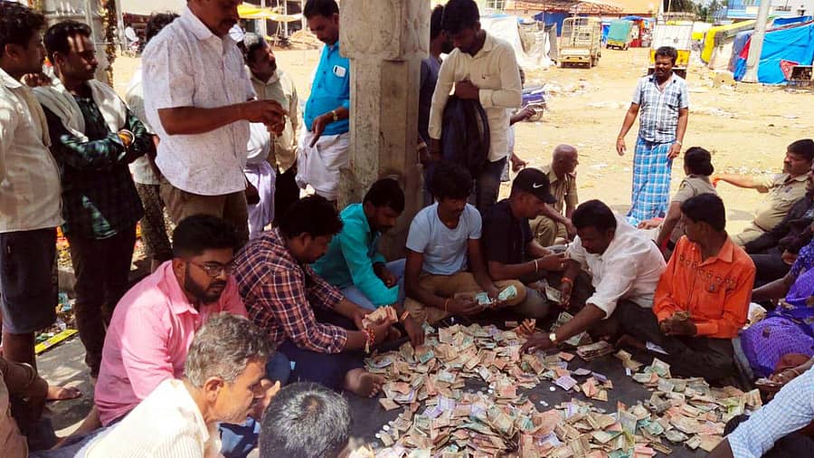 ಚನ್ನಪಟ್ಟಣ ತಾಲ್ಲೂಕಿನ ಗುಡಿಸರಗೂರು ಶ್ರೀ ಬಸವೇಶ್ವರ ಸ್ವಾಮಿಯ ಜಾತ್ರಾ ಮಹೋತ್ಸವದ ವೇಳೆ ಸಂಗ್ರಹವಾದ ಹಣವನ್ನು ಎಣಿಸಲಾಯಿತು