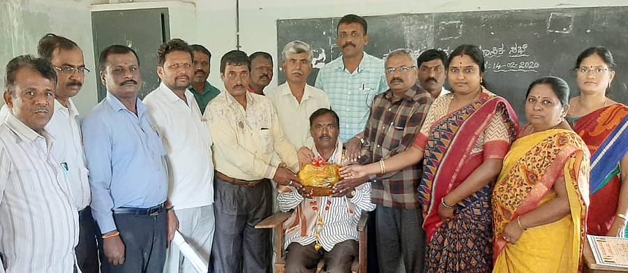 ರಾಜ್ಯ ಮಟ್ಟದ ವಸ್ತು ಪ್ರದರ್ಶನದಲ್ಲಿ ಜಿಲ್ಲೆಗೆ ಪ್ರಥಮ ಸ್ಥಾನ ತಂದುಕೊಟ್ಟ ಶಿಕ್ಷಕ ವೆಂಕಟೇಶಪ್ಪ ಅವರನ್ನು ಕೋಲಾರದಲ್ಲಿ ಶುಕ್ರವಾರ ನಡೆದ ಪ್ರೌಢ ಶಾಲಾ ವೃತ್ತಿ ಶಿಕ್ಷಕರ ಸಭೆಯಲ್ಲಿ ಸನ್ಮಾನಿಸಲಾಯಿತು.