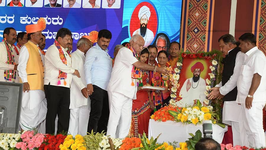 ದಾವಣಗೆರೆ ಜಿಲ್ಲೆಯ ಸೂರಗೊಂಡನಕೊಪ್ಪದಲ್ಲಿ ಶುಕ್ರವಾರ ಸಂತ ಸೇವಾಲಾಲ್ ಜಯಂತ್ಯುತ್ಸವದ ನಿಮಿತ್ತ ಮುಖ್ಯಮಂತ್ರಿ ಬಿ.ಎಸ್. ಯಡಿಯೂರಪ್ಪ ಸೇವಾಲಾಲ್ ಪಟಕ್ಕೆ ಪುಷ್ಪ ಸಮರ್ಪಿಸಿದರು. ಚಿತ್ರ: ಸತೀಶ ಬಡಿಗೇರ್