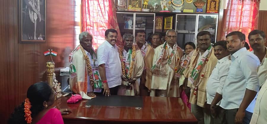 ತುಮಕೂರು ತಾಲ್ಲೂಕಿನ ನಾಗವಲ್ಲಿ ಕೃಷಿ ಸಹಕಾರ ಸಂಘಕ್ಕೆ ಅವಿರೋಧವಾಗಿ ಆಯ್ಕೆಯಾದ ಜೆಡಿಎಸ್ ಬೆಂಬಲಿತ ಸದಸ್ಯರನ್ನು ಗ್ರಾಮಾಂತರ ಶಾಸಕ ಗೌರಿಶಂಕರ್ ಅಭಿನಂದಿಸಿದರು.