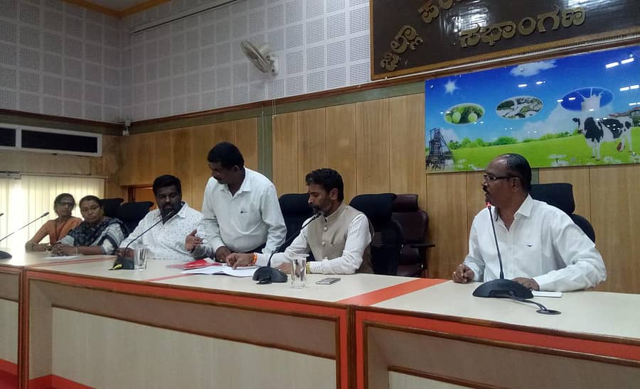 ಸಂಸದ ಎಸ್.ಮುನಿಸ್ವಾಮಿ ಕೋಲಾರದಲ್ಲಿ ಶುಕ್ರವಾರ ಅಂಚೆ ಇಲಾಖೆ ನೌಕರರ ಸಭೆ ನಡೆಸಿದರು.