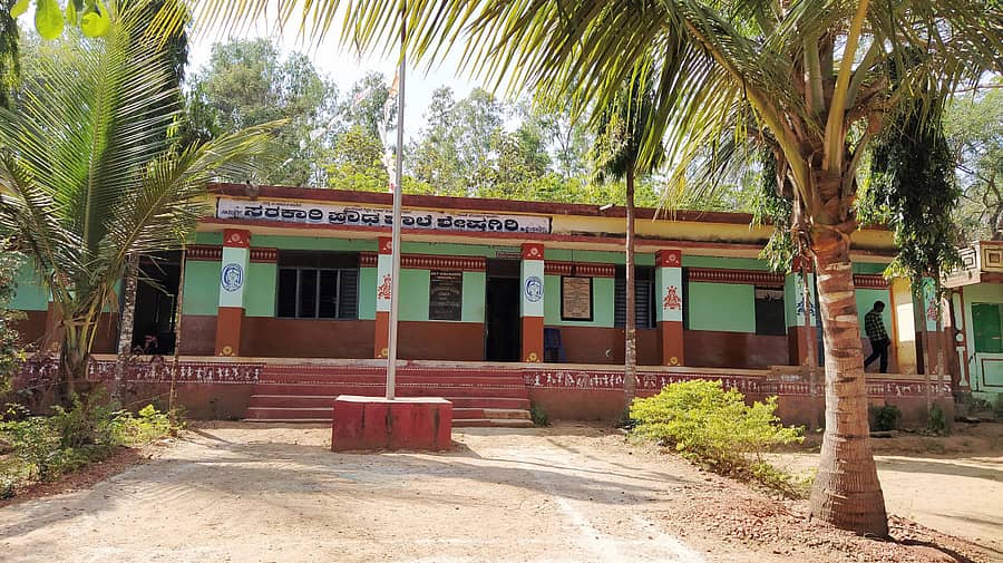 ತಿಳವಳ್ಳಿ ಸಮೀಪದ ಶೇಷಗಿರಿ ಗ್ರಾಮದ ಸರ್ಕಾರಿ ಪ್ರೌಢ ಶಾಲೆಯ ಹೋರನೋಟ.