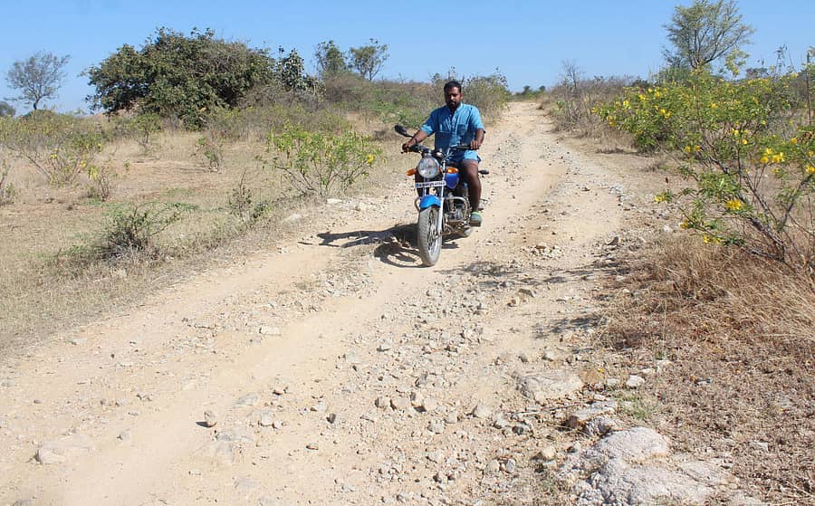 ಜಲ್ಲಿಕಲ್ಲುಗಳ ರಸ್ತೆಯಲ್ಲಿ ತಾಂಡಾ ನಿವಾಸಿಗಳ ಸರ್ಕಸ್