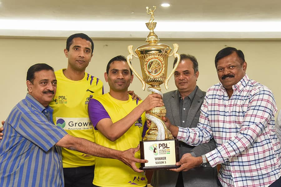 ಬೆಂಗಳೂರಿನ ಕರ್ನಾಟಕ ಬ್ಯಾಡ್ಮಿಂಟನ್ ಸಂಸ್ಥೆ ಸಭಾಭವನದಲ್ಲಿ ಶುಕ್ರವಾರ ನಡೆದ ಕಾರ್ಯಕ್ರಮದಲ್ಲಿ ಬೆಂಗಳೂರು ರಾಪ್ಟರ್ಸ್ ತಂಡವು ಈ ಬಾರಿ ಗೆದ್ದ ಪಿಬಿಎಲ್ ಟೂರ್ನಿ ಕಪ್ ಅನ್ನು ತಂಡದ ಕೋಚ್ ಅರವಿಂದ್ ಭಟ್, ಮಾಲೀಕ ಪ್ರಶಾಂತ್ ರೆಡ್ಡಿ ಪ್ರದರ್ಶಿಸಿದರು. ಬಿಎಐ ಜಂಟಿ ಕಾರ್ಯದರ್ಶಿ ಚಕ್ರಪಾಣಿ, ಕೆಬಿಎ ಅಧ್ಯಕ್ಷ ಮನೋಜ್, ಕಾರ್ಯದರ್ಶಿ ರಾಜೇಶ್ ಅಭಿನಂದಿಸಿದರು –ಪ್ರಜಾವಾಣಿ ಚಿತ್ರ