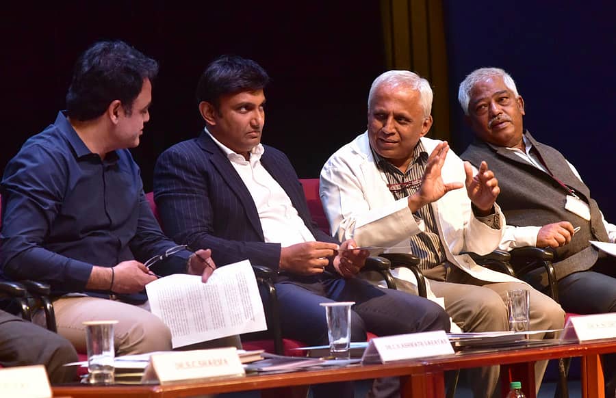 ಕಾರ್ಯಕ್ರಮದಲ್ಲಿ ಸಿ.ಎನ್. ಅಶ್ವತ್ಥನಾರಾಯಣ, ಕೆ.ಸುಧಾಕರ್, ಡಾ.ಬಿ.ಎನ್. ಗಂಗಾಧರ ಹಾಗೂ ನಿಮ್ಹಾನ್ಸ್ ರಿಜಿಸ್ಟ್ರಾರ್ ಡಾ.ಕೆ. ಶೇಖರ್ ಭಾಗವಹಿಸಿದ್ದರು –ಪ್ರಜಾವಾಣಿ ಚಿತ್ರ