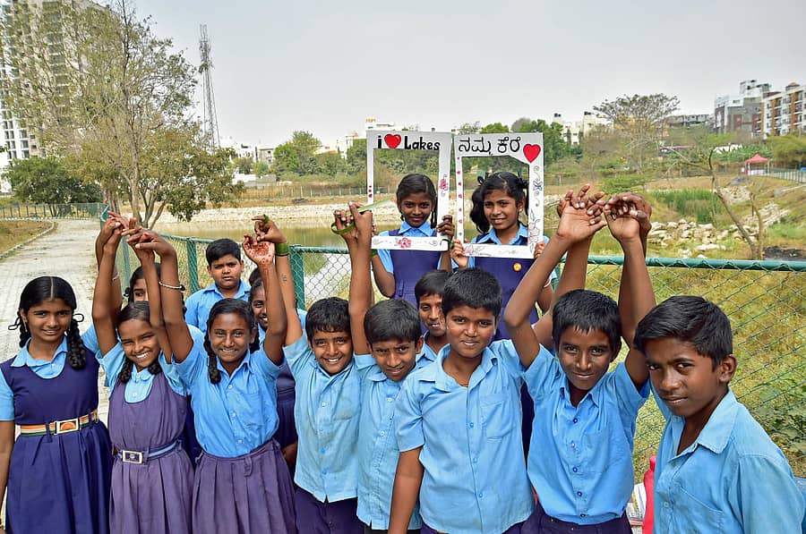 ಮಕ್ಕಳ ಕೆರೆ ಹಬ್ಬದಲ್ಲಿ ಭಾಗವಹಿಸಿದ್ದ ಶಾಲಾ ವಿದ್ಯಾರ್ಥಿಗಳು ಪ್ರಜಾವಾಣಿ ಚಿತ್ರ