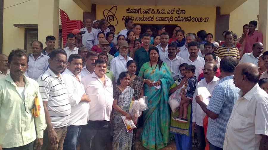 ಶಾಸಕಿ ರೂಪಾಲಿ ನಾಯ್ಕ ಕಾರವಾರ ತಾಲ್ಲೂಕಿನ ಮಲ್ಲಾಪುರದಲ್ಲಿ ನೆರೆ ಸಂತ್ರಸ್ತರಿಗೆ ಶುಕ್ರವಾರ ಪರಿಹಾರದ ಸಾಮಗ್ರಿಯನ್ನು ವಿತರಿಸಿದರು