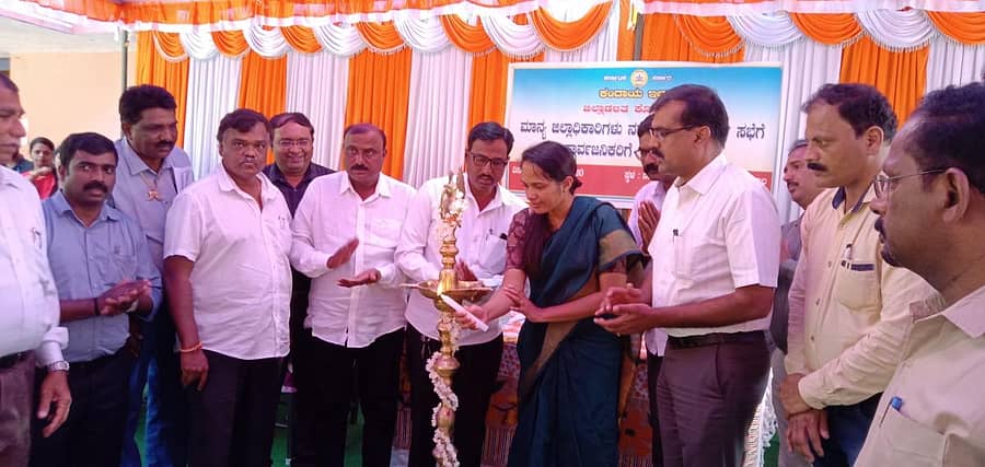 ಶಿರಂಗಾಲ ಗ್ರಾಮದಲ್ಲಿ ಶನಿವಾರ ಏರ್ಪಡಿಸಿದ್ದ ಜನಸ್ಪಂದನ ಕಾರ್ಯಕ್ರಮವನ್ನು ಜಿಲ್ಲಾಧಿಕಾರಿ ಅನೀಸ್ ಕಣ್ಮಣಿ ಜಾಯ್ ಉದ್ಘಾಟಿಸಿದರು