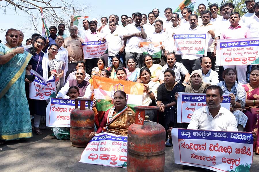 ಶಿವಮೊಗ್ಗ ದಕ್ಷಿಣ ಮತ್ತು ಉತ್ತರ ಬ್ಲಾಕ್ ಕಾಂಗ್ರೆಸ್ ಸಮಿತಿ ಕಾರ್ಯಕರ್ತರು ಶನಿವಾರ ಕೇಂದ್ರ, ರಾಜ್ಯ ಸರ್ಕಾರದ ಜನವಿರೋಧಿ ನೀತಿ ಖಂಡಿಸಿ ಪ್ರತಿಭಟನೆ ನಡೆಸಿದರು.