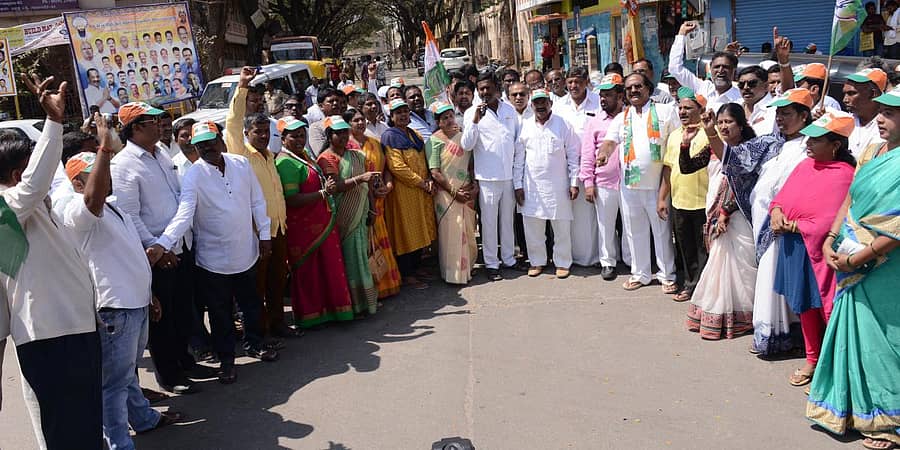 ದಾವಣಗೆರೆಯ ಜಯದೇವ ವೃತ್ತದಲ್ಲಿ ಕೇಂದ್ರ ಸರ್ಕಾರದ ವಿರುದ್ಧ ನಡೆದ ಕಾಂಗ್ರೆಸ್ ಪ್ರತಿಭಟನೆಯಲ್ಲಿ ಜಿಲ್ಲಾ ಘಟಕದ ಅಧ್ಯಕ್ಷ ಮಂಜಪ್ಪ ಮಾತನಾಡಿದರು.