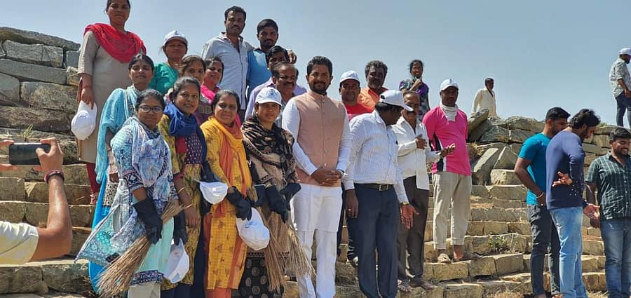 ಹಿಂಡಿಗನಾಳದ ಕಲ್ಯಾಣಿ ಸ್ವಚ್ಛತಾ ಸ್ಥಳಕ್ಕೆ ಶಾಸಕ ಶರತ್ ಬಚ್ಚೇಗೌಡ ಭೇಟಿ ನೀಡಿದ್ದರು