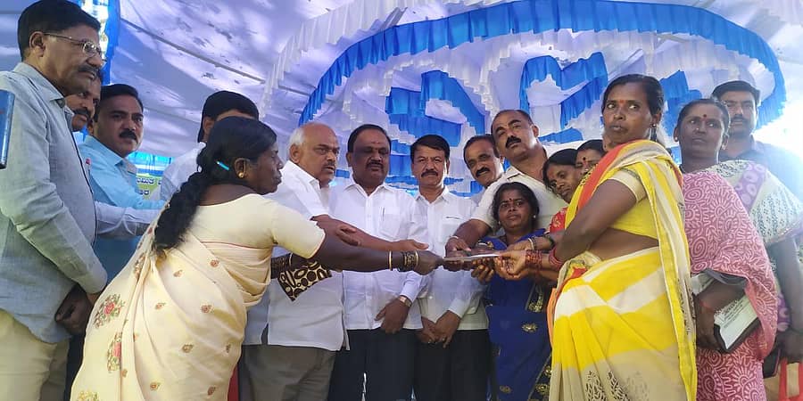 ಕೋಲಾರ ತಾಲ್ಲೂಕಿನ ಅಣ್ಣಿಹಳ್ಳಿಯಲ್ಲಿ ಡಿಸಿಸಿ ಬ್ಯಾಂಕ್‌ವತಿಯಿಂದ ಶನಿವಾರ ಆಯೋಜಿಸಿದ್ದ ಮಹಿಳಾ ಸಂಘದ ಸದಸ್ಯರಿಗೆ ಸಾಲದ ಚೆಕ್ ವಿತರಣಾ ಸಮಾರಂಭದಲ್ಲಿ ಶಾಸಕ ಕೆ.ಆರ್.ರಮೇಶ್‌ ಕುಮಾರ್ ಚೆಕ್ ವಿತರಿಸಿದರು.