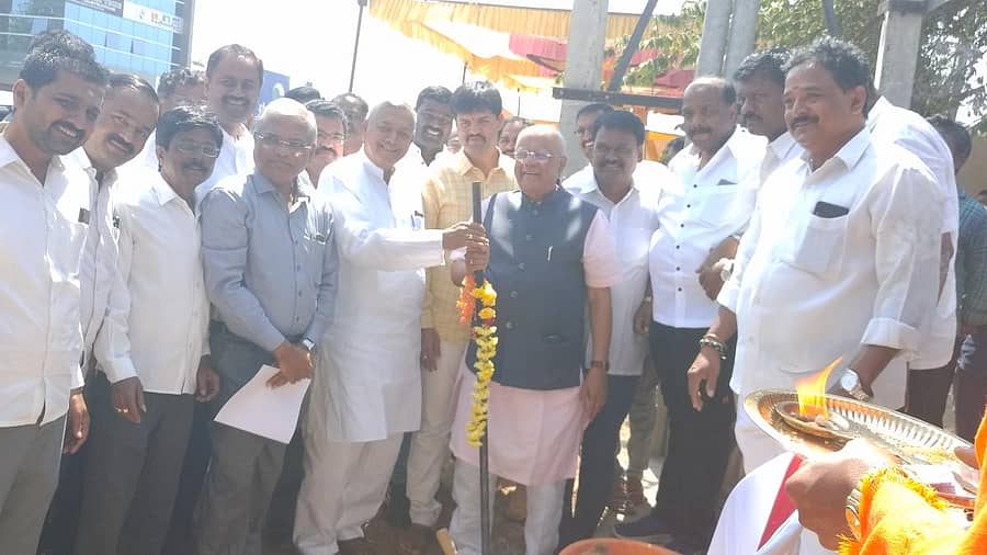 ದಾವಣಗೆರೆ ಸ್ಮಾರ್ಟ್ಸಿಟಿ ಅಡಿಯಲ್ಲಿ ಅಭಿವೃದ್ಧಿಪಡಿಸುತ್ತಿರುವ ರಿಂಗ್ರಸ್ತೆ ಮತ್ತು ಅದಕ್ಕೆ ಸೇರುವ ಇತರ ರಸ್ತೆಗಳ ಅಭಿವೃದ್ಧಿ ಕಾಮಗಾರಿಗಳಿಗೆ ಸಂಸದ ಜಿ.ಎಂ. ಸಿದ್ದೇಶ್ವರ ಚಾಲನೆ ನೀಡಿದರು