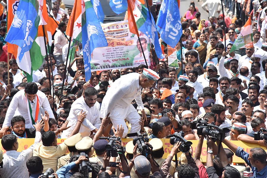 ಬೆಂಗಳೂರಿನಲ್ಲಿ ಶನಿವಾರ ಮುಖ್ಯಮಂತ್ರಿ ಮನೆಗೆ ಮುತ್ತಿಗೆ ಹಾಕಲು ಹೊರಟಿದ್ದ ಕಾಂಗ್ರೆಸ್ ನಾಯಕರನ್ನು ನಿರ್ಬಂಧಿಸಲು ಪೊಲೀಸರು ಹಾಕಿದ್ದ ಬ್ಯಾರಿಕೇಡ್ಗಳ ಮೇಲೆ ಹತ್ತಿ ಪ್ರತಿಭಟನೆಗೆ ಮುಂದಾದ ಕೆಪಿಸಿಸಿ ಅಧ್ಯಕ್ಷ ದಿನೇಶ್ ಗುಂಡೂರಾವ್, ಸಂಸದ ಡಿ.ಕೆ. ಸುರೇಶ್, ಶಾಸಕ ರಿಜ್ವಾನ್ ಅರ್ಷದ್ – ಪ್ರಜಾವಾಣಿ ಚಿತ್ರ