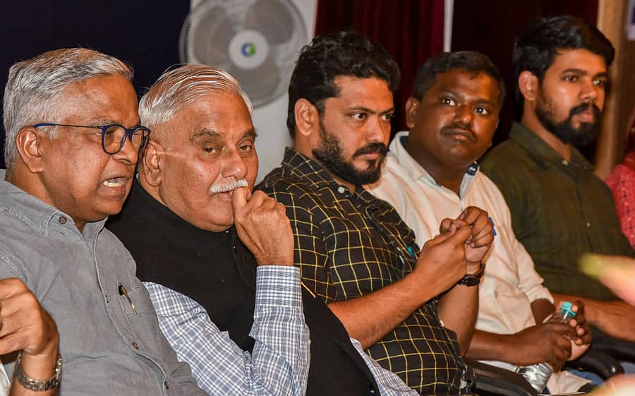 ಕಾರ್ಯಕ್ರಮದಲ್ಲಿ ಪ್ರೊ. ಪುರುಷೋತ್ತಮ ಬಿಳಿಮಲೆ ಅವರು ವಿ.ಗೋಪಾಲಗೌಡ ಅವರೊಂದಿಗೆ ಮಾತುಕತೆಯಲ್ಲಿ ತೊಡಗಿದ್ದ ಕ್ಷಣ. ಎಸ್ಎಫ್ಐ ರಾಷ್ಟ್ರೀಯ ಘಟಕದ ಅಧ್ಯಕ್ಷ ವಿ.ಪಿ.ಸಾನು, ರಾಜ್ಯ ಘಟಕದ ಅಧ್ಯಕ್ಷ ವಿ.ಅಂಬರೀಷ್ ಮತ್ತು ರಾಷ್ಟ್ರೀಯ ಜಂಟಿ ಕಾರ್ಯದರ್ಶಿ ನಿತೀಶ್ ನಾರಾಯಣ್ ಇದ್ದರು –ಪ್ರಜಾವಾಣಿ ಚಿತ್ರ