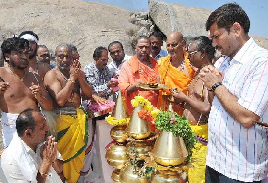 ಸುಭುದೇಂದ್ರ ತೀರ್ಥ ಸ್ವಾಮೀಜಿ ನೇತೃತ್ವದಲ್ಲಿ ಧಾರ್ಮಿಕ ಕಾರ್ಯಗಳು ನಡೆದವು.