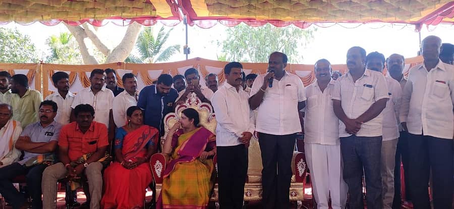 ಭಾನುವಾರ ಕೈಲಾಂಚ ಗ್ರಾಮದ ಲಕ್ಷ್ಮೀ ವೆಂಕಟೇಶ್ವರಸ್ವಾಮಿ ಮಹಾದ್ವಾರದ ಉದ್ಘಾಟನಾ ಸಮಾರಂಭದಲ್ಲಿ ಶಾಸಕ ಎಚ್.ಡಿ. ಕುಮಾರಸ್ವಾಮಿ ಮಾತನಾಡಿದರು