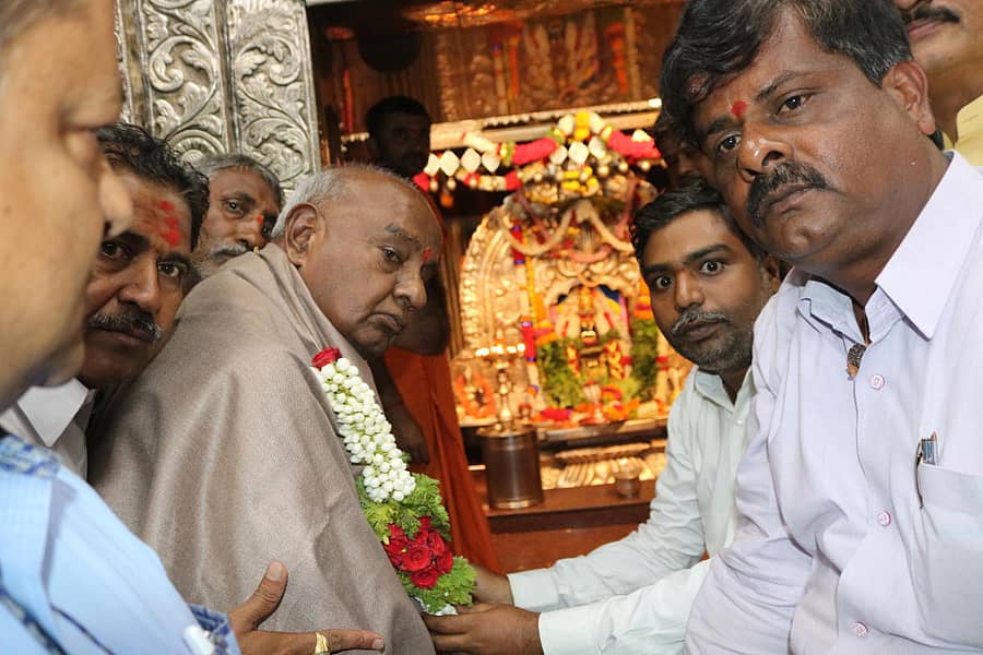 ಸವದತ್ತಿ ಯಲ್ಲಮ್ಮನಗುಡ್ಡದಲ್ಲಿ ಯಲ್ಲಮ್ಮದೇವಿ ದರ್ಶನ ಪಡೆದ ಮಾಜಿ ಪ್ರಧಾನಿ ಎಚ್.ಡಿ. ದೇವೇಗೌಡ ಅವರನ್ನು ಭಾನುವಾರ ದೇವಸ್ಥಾನ ಸಮಿತಿಯವರು ಸನ್ಮಾನಿಸಿದರು