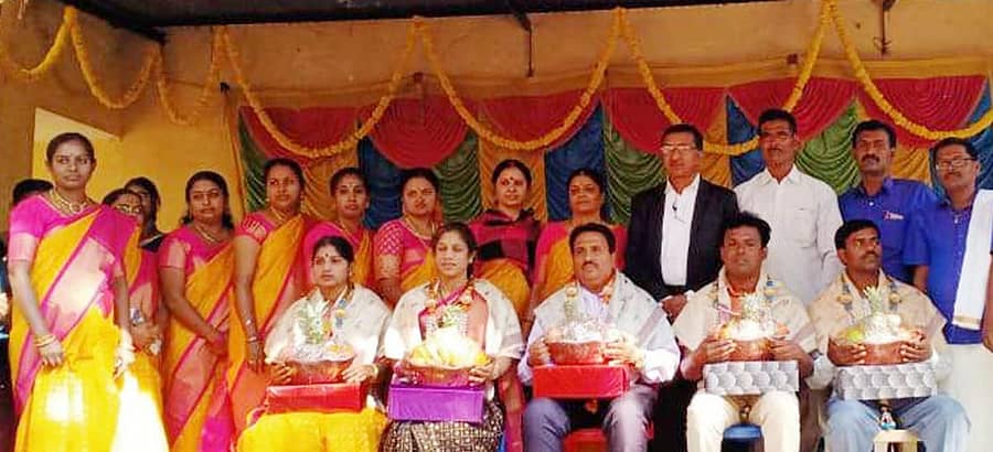 ಕೋಲಾರ ತಾಲ್ಲೂಕಿನ ವೇಮಗಲ್ ಸರ್ಕಾರಿ ಪ್ರೌಢ ಶಾಲೆಯಲ್ಲಿ ಶನಿವಾರ ನಡೆದ ಶಾರದಾ ಪೂಜೆ ಕಾರ್ಯಕ್ರಮದಲ್ಲಿ ವರ್ಗಾವಣೆಗೊಂಡ ಶಿಕ್ಷಕರನ್ನು ಸನ್ಮಾನಿಸಲಾಯಿತು.