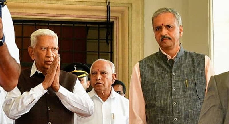 ವಿಧಾನ ಮಂಡಲ ಅಧಿವೇಶನ ಉದ್ದೇಶಿಸಿ ಭಾಷಣ ಮಾಡಲು ವಿಧಾನಸೌಧಕ್ಕೆ ಬಂದ ರಾಜ್ಯಪಾಲ ವಜುಭಾಯಿ ವಾಲಾ. ಮುಖ್ಯಮಂತ್ರಿ ಬಿ.ಎಸ್.ಯಡಿಯೂರಪ್ಪ, ಸ್ಪೀಕರ್ ವಿಶ್ವೇಶ್ವರ ಹೆಗಡೆ ಕಾಗೇರಿ ಜತೆಗಿದ್ದಾರೆ.