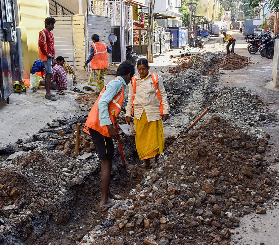 ಜೀವನ್ ಬಿಮಾನಗರ ರಸ್ತೆಯಲ್ಲಿ ಕುಡಿಯುವ ನೀರಿನ ಪೈಪ್ಲೈನ್ ಅಳವಡಿಸುವ ಕಾಮಗಾರಿ ನಡೆಯುತ್ತಿದೆ –ಪ್ರಜಾವಾಣಿ ಚಿತ್ರ
