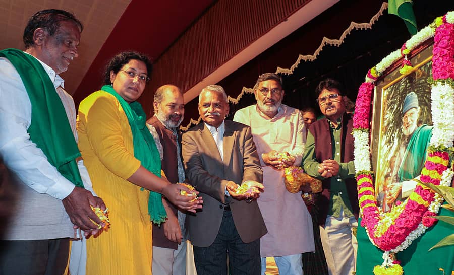 ಪ್ರೊ.ಎಂ.ಡಿ.ನಂಜುಂಡಸ್ವಾಮಿ ಭಾವಚಿತ್ರಕ್ಕೆ (ಎಡದಿಂದ) ಕೆ.ಟಿ.ಗಂಗಾಧರ್, ರೈತ ಮುಖಂಡರಾದ ಚುಕ್ಕಿ ನಂಜುಂಡಸ್ವಾಮಿ, ಸಾಹಿತಿ ಅಗ್ರಹಾರ ಕೃಷ್ಣಮೂರ್ತಿ, ಹಿರಿಯ ವಕೀಲ ಪ್ರೊ.ರವಿವರ್ಮ ಕುಮಾರ್, ಯುದ್ಧ ವೀರ ಸಿಂಗ್ ಮತ್ತು ನಿರ್ದೇಶಕ ಎಂ.ಆರ್.ನಂಜುಂಡೇಗೌಡ ಪುಷ್ಪನಮನ ಸಲ್ಲಿಸಿದರು