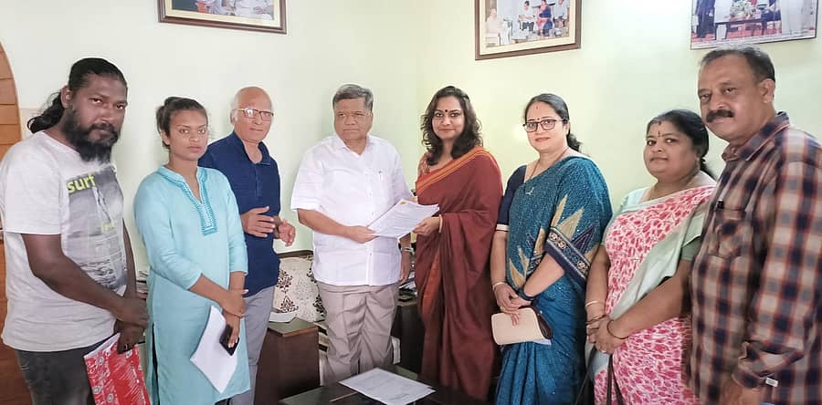 ಧಾರವಾಡ ಜಿಲ್ಲೆಯ ಕೆರೆಗಳನ್ನು ಸಂರಕ್ಷಿಸಿ, ಅಭಿವೃದ್ಧಿಗೊಳಿಸಬೇಕು ಎಂದು ಎವೊಲ್ವ್ ಲೈವ್ಸ್ ಫೌಂಡೇಷನ್ನ ಪ್ರಾಜೆಕ್ಟ್ ಸೋಲ್ ಹಾಗೂ ಸಿಟಿಜನ್ಸ್ ಲೀಡ್ನ ಸದಸ್ಯರು ಕೈಗಾರಿಕಾ ಇಲಾಖೆ ಸಚಿವ ಜಗದೀಶ ಶೆಟ್ಟರ್ ಅವರಿಗೆ ಭಾನುವಾರ ಮನವಿ ಸಲ್ಲಿಸಿದರು