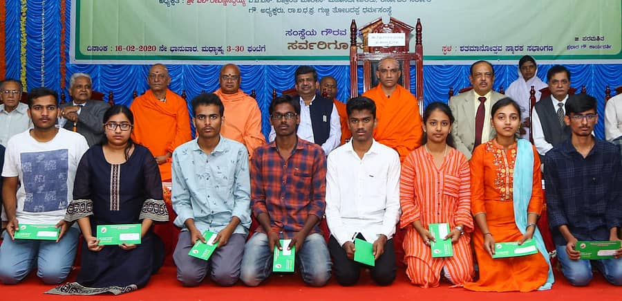 ಕಾರ್ಯಕ್ರಮದಲ್ಲಿ ವಿದ್ಯಾರ್ಥಿಗಳಿಗೆ ವಿದ್ಯಾರ್ಥಿವೇತನ ವಿತರಿಸಲಾಯಿತು. ಅನ್ನದಾನೇಶ್ವರನಾಥ ಸ್ವಾಮೀಜಿ, ಸೌಮ್ಯನಾಥ ಸ್ವಾಮೀಜಿ, ಡಾ.ಕರಿಸಿದ್ದಪ್ಪ, ನಿರ್ಮಲಾನಂದನಾಥ ಸ್ವಾಮೀಜಿ, ರಾವ್ ಬಹದ್ದೂರ್ ಧರ್ಮಪ್ರವರ್ತ ಗುಬ್ಬಿ ತೋಟದಪ್ಪ ಧರ್ಮಸಂಸ್ಥೆಯ ಅಧ್ಯಕ್ಷ ಎಲ್.ರೇವಣ್ಣಸಿದ್ಧಯ್ಯ ಹಾಗೂ ಪ್ರೊ.ಕೆ.ಸಿದ್ದಪ್ಪ ಹಾಗೂ ಇತರರು ಇದ್ದರು –ಪ್ರಜಾವಾಣಿ ಚಿತ್ರ