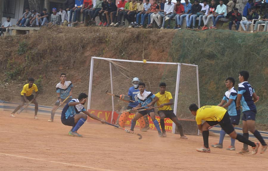 ವಿರಾಜಪೇಟೆ ಕಾವೇರಿ ಕಾಲೇಜಿನಲ್ಲಿ ನಡೆದ ಹಾಕಿ ಟೂರ್ನಿಯ ಅಂತಿಮ ಪಂದ್ಯದ ರೋಚಕ ಕ್ಷಣ