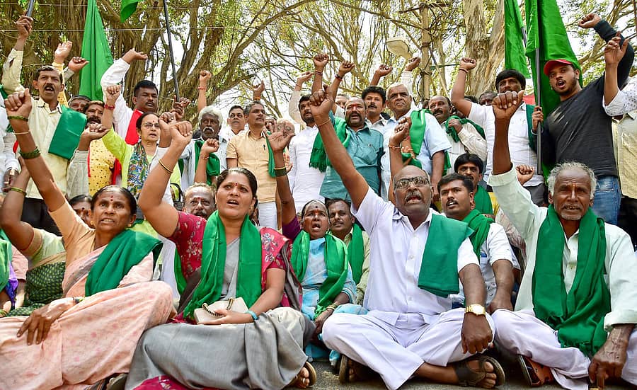 ಕರ್ನಾಟಕ ರಾಜ್ಯ ರೈತ ಸಂಘ' ಹಾಗೂ 'ಹಸಿರು ಸೇನೆ' ನೇತೃತ್ವದಲ್ಲಿ ನಗರದ ಬಿಡಿಎ ಕೇಂದ್ರ ಕಚೇರಿ ಎದುರು ಸೋಮವಾರ ಪ್ರತಿಭಟನೆ ನಡೆಸಿದ ಪಿಆರ್‌ಅರ್‌ ಯೋಜನೆಯ ಸಂತ್ರಸ್ತ ರೈತರು ಸರ್ಕಾರದ ವಿರುದ್ಧ ಘೋಷಣೆ ಕೂಗಿದರು-ಪ್ರಜಾವಾಣಿ ಚಿತ್ರಗಳು