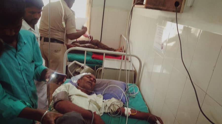 ಯಲಬುರ್ಗಾ ಪಟ್ಟಣದ ತಹಶೀಲ್ ಕಚೇರಿ ಆವರಣದಲ್ಲಿ ಸೋಮವಾರ ಹೆಜ್ಜೇನು ದಾಳಿಗೆ ಒಳಗಾದ ವ್ಯಕ್ತಿಯೊಬ್ಬರು ಆಸ್ಪತ್ರೆಗೆ ದಾಖಲಾಗಿ ಚಿಕಿತ್ಸೆ ಪಡೆದುಕೊಂಡರು