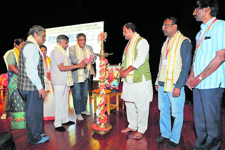 ಕಾರ್ಯಕ್ರಮವನ್ನು ಸ್ವಪ್ನದಾಸ್ ಗುಪ್ತ, ಕೆ.ಸಿ. ರಾಮಮೂರ್ತಿ, ಅರವಿಂದ ಲಿಂಬಾವಳಿ ದೀಪ ಬೆಳಗುವ ಮೂಲಕ ಉದ್ಘಾಟಿಸಿದರು