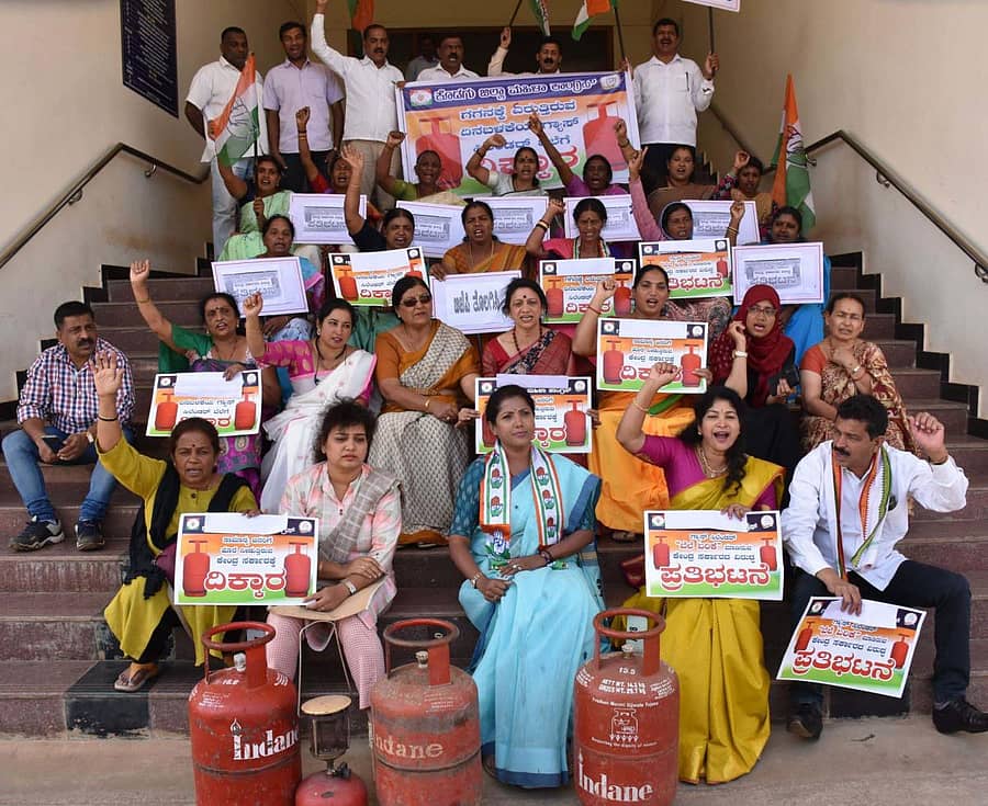 ಮಡಿಕೇರಿ ಜಿಲ್ಲಾಧಿಕಾರಿ ಕಚೇರಿ ಎದುರು ಗ್ಯಾಸ್‌ ಸಿಲಿಂಡರ್‌ ದರ ಏರಿಕೆ ಖಂಡಿಸಿ ಮಹಿಳಾ ಕಾಂಗ್ರೆಸ್ ವತಿಯಿಂದ ಪ್ರತಿಭಟನೆ ನಡೆಯಿತು
